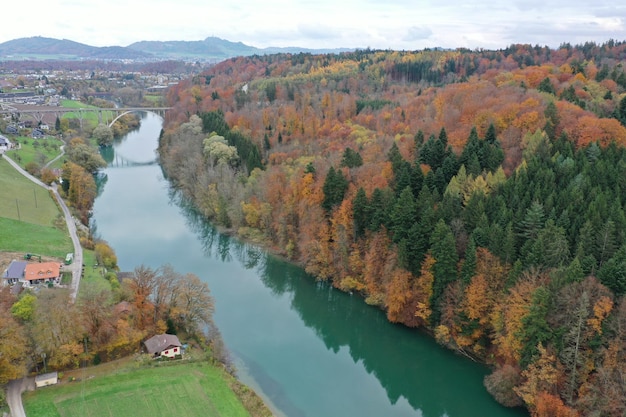秋の木の間にある川の高角度の景色