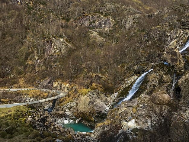 Высокоугольный вид реки, протекающей вдоль горы