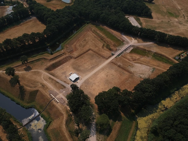 Foto vista ad alto angolo della strada in mezzo al paesaggio agricolo