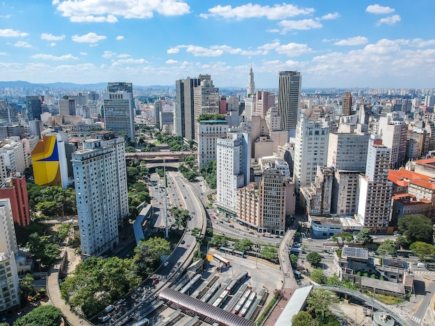 雲の空に照らされた街の建物の中の道路の高角度の景色