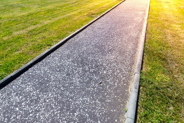 フィールドの真ん中の道路の高角度の景色