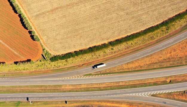 フィールドの真ん中の道路の高角度の景色