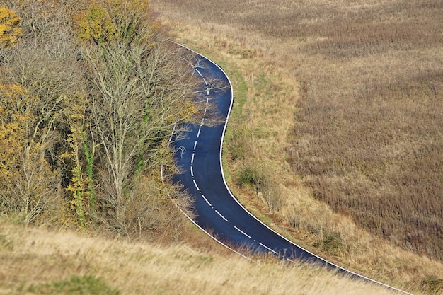 フィールドの真ん中の道路の高角度の景色