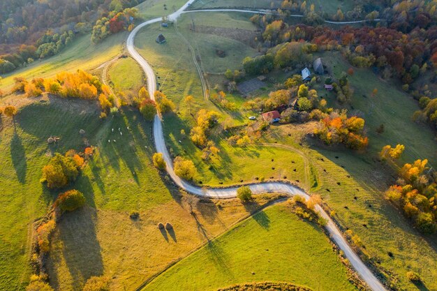 Photo high angle view of road amidst landscape during autumn