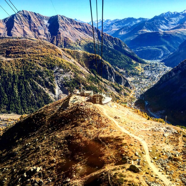 Foto vista ad alta angolazione della strada in mezzo alle montagne contro il cielo