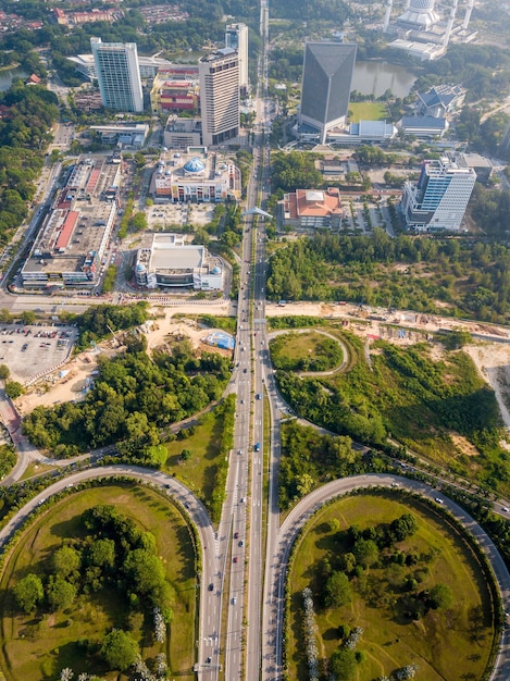 都市の木や建物の中の道路の高角度の景色