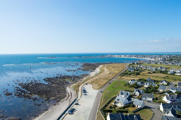 Foto vista ad alto angolo della strada dal mare contro un cielo limpido