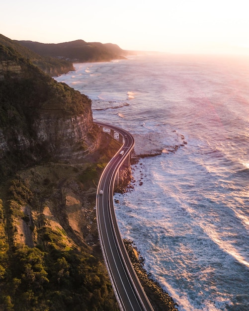 Photo high angle view of road by sea against sky