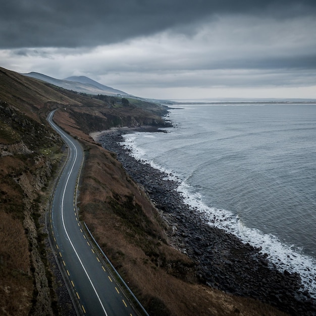 Photo high angle view of road by sea against sky