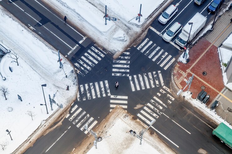 Фотография высокоугольный вид на дорожное пересечение в городе