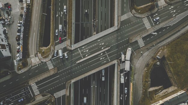 Foto vista ad alto angolo dell'incrocio stradale in città