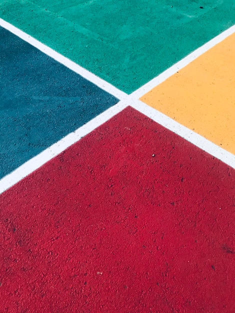 Photo high angle view of road marking on color field