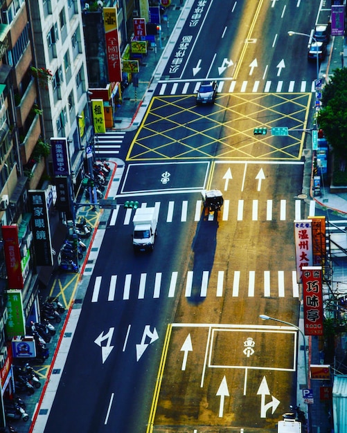 Foto veduta ad alto angolo delle marcature stradali sulla strada da edifici in città