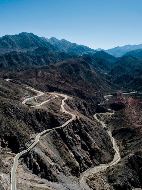 空に照らされた山の道路の高角度の景色