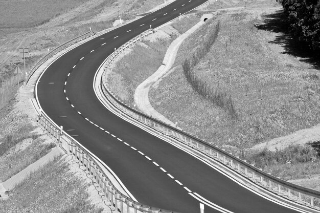 Photo high angle view of road passing through land