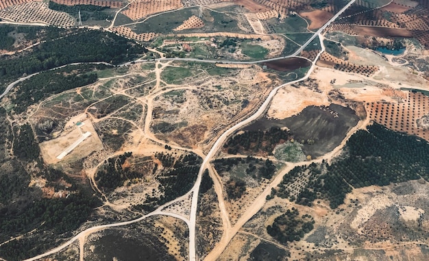 Foto vista ad alto angolo della strada che attraversa la terra