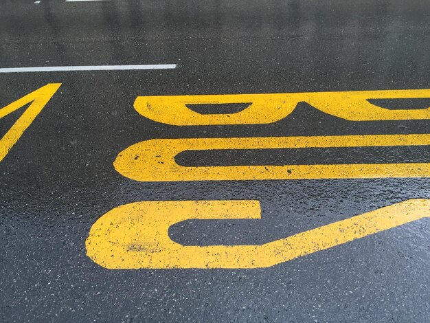 Photo high angle view of road with markings