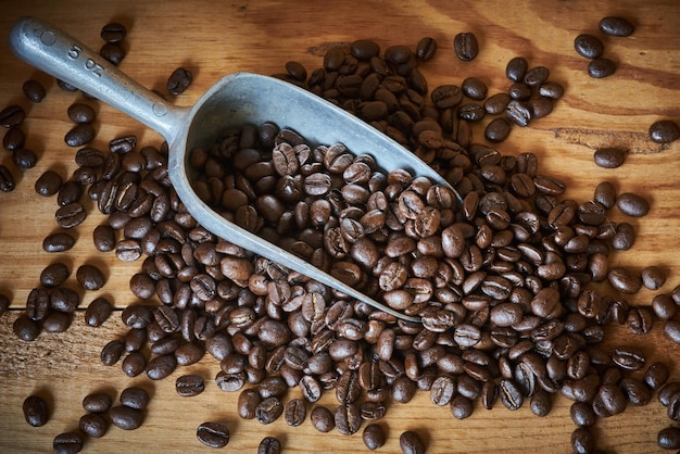 Foto vista ad alta angolazione del chicco di caffè tostato versato dal cucchiaio