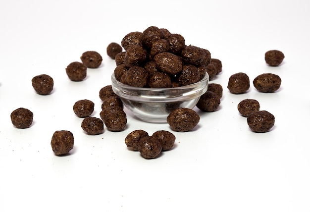 Photo high angle view of roasted coffee beans against white background