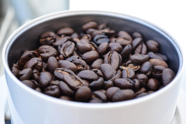 Foto vista ad alta angolazione dei chicchi di caffè arrostiti in ciotola