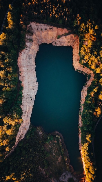 Foto vista ad alto angolo della roccia dal lago