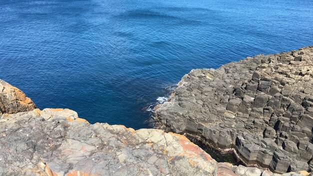 Foto vista ad alto angolo della roccia dal mare