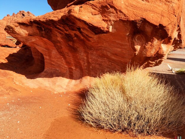 Photo high angle view of rock formation on field