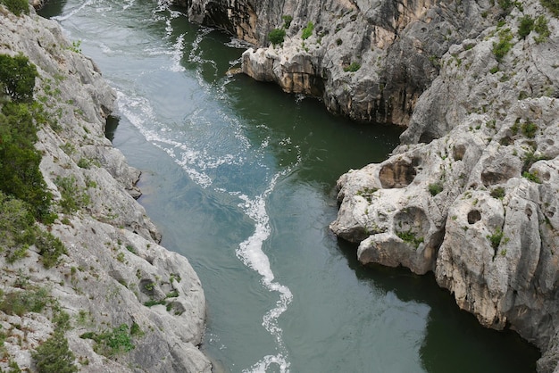 Foto vista ad alto angolo della formazione rocciosa in mare