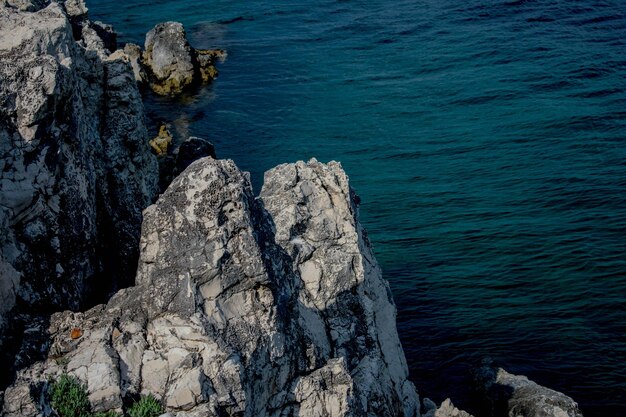 Foto vista ad alto angolo di formazioni rocciose in mare