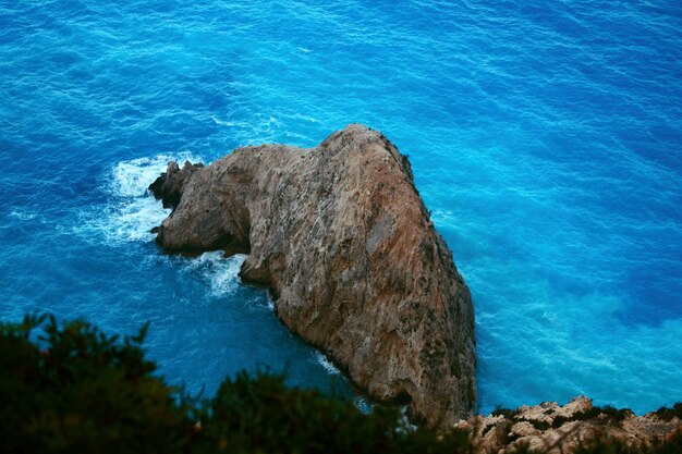 Foto vista ad alto angolo di formazioni rocciose in mare