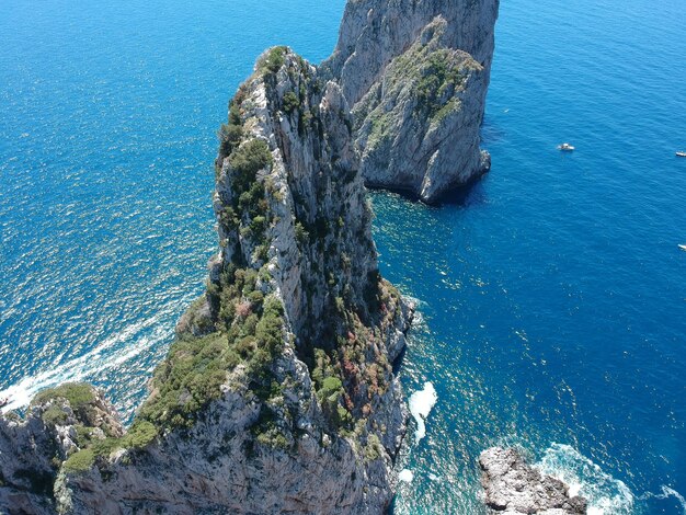 Foto vista ad alto angolo di formazioni rocciose in mare