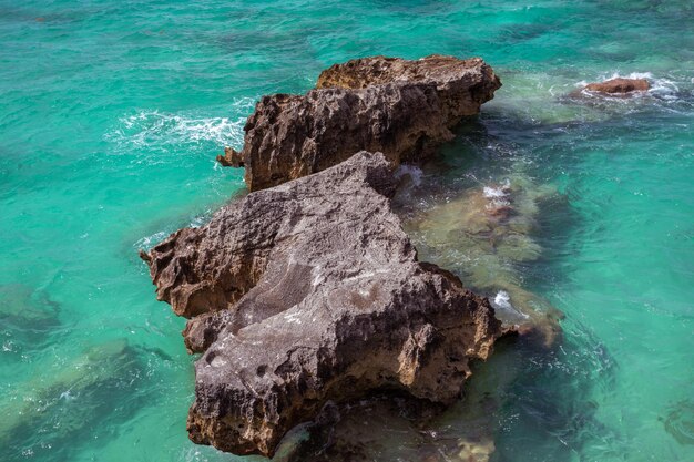 Photo high angle view of rock formation in sea