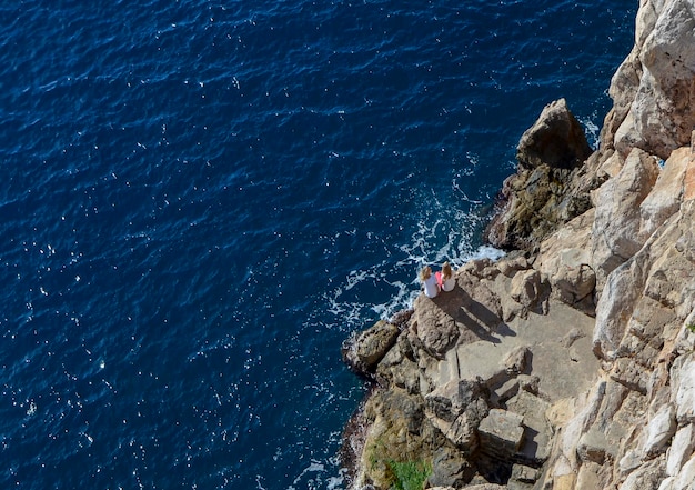 Foto vista ad alto angolo della formazione rocciosa in mare