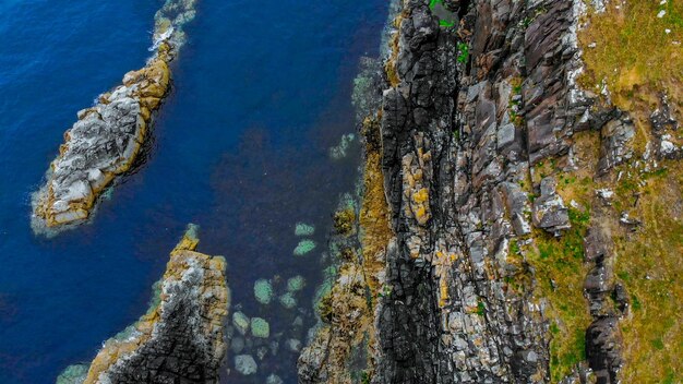 Foto vista ad alto angolo della formazione rocciosa in mare