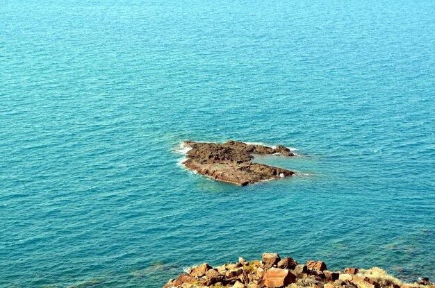 Photo high angle view of rock formation in sea