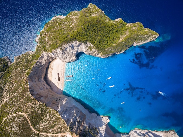 Высокоугольный вид скальных образований над морем