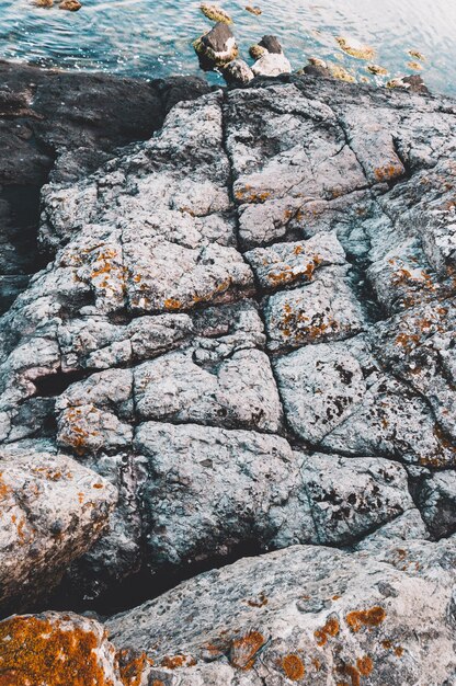 Foto vista ad alto angolo delle formazioni rocciose dal mare