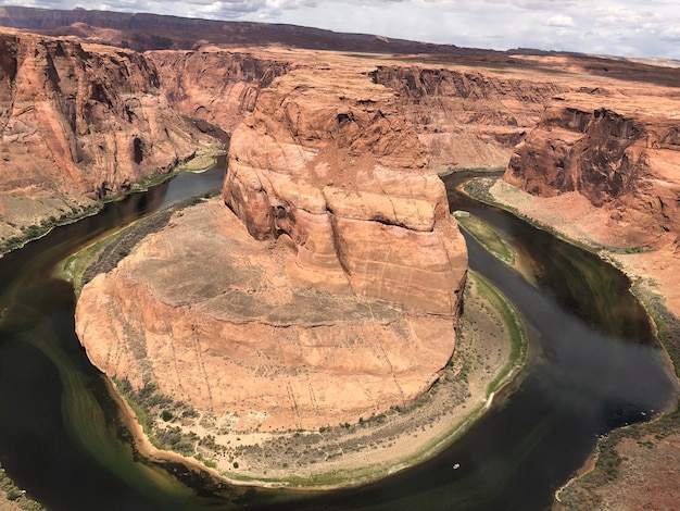 Foto vista ad alta angolazione delle formazioni rocciose nel fiume