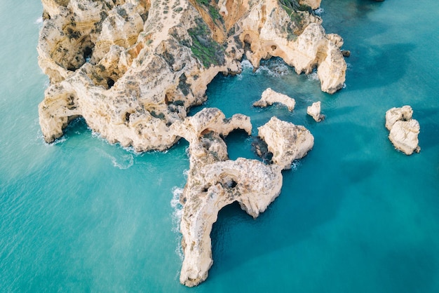 Photo high angle view of rock formations and sea