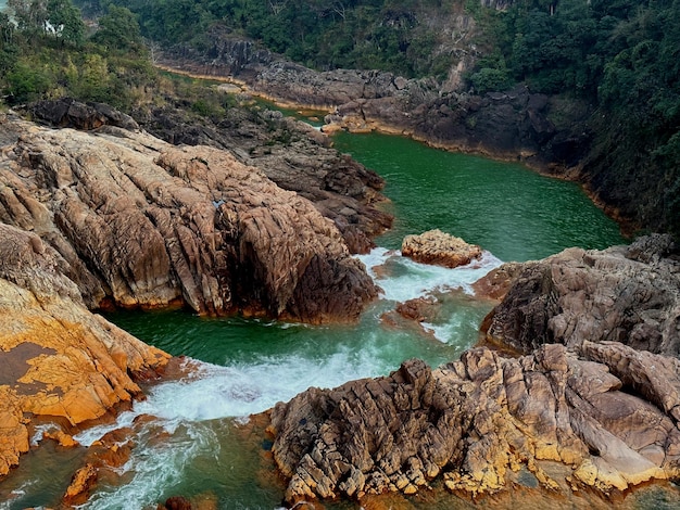 Photo high angle view of rock formations and water flow