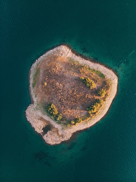 Photo high angle view of rock on sea shore