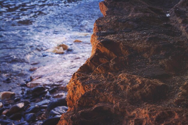 Foto vista ad alto angolo della roccia sulla riva del mare