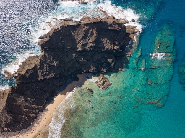 Foto vista ad alto angolo di roccia e mare