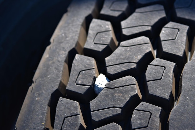 Photo high angle view rock in a tire tread insurance or transportation concept