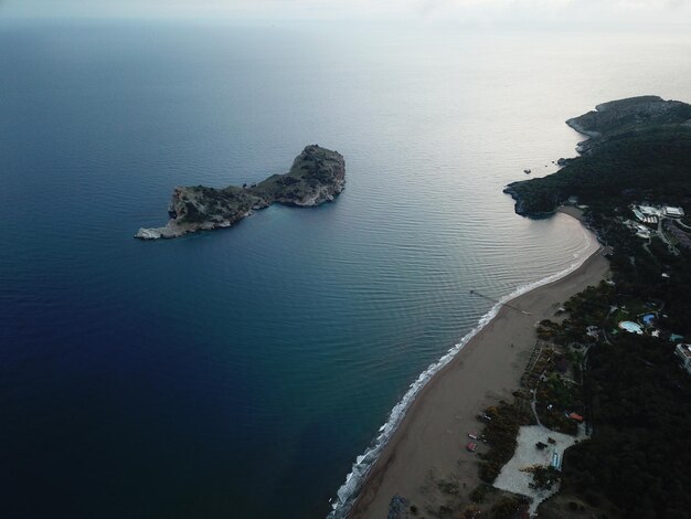 Foto vista ad alta angolazione delle rocce sulla spiaggia contro il cielo