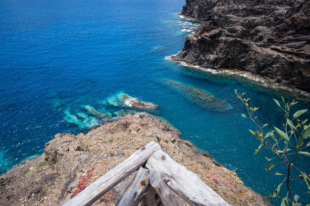 Foto vista ad alto angolo delle rocce sulla spiaggia