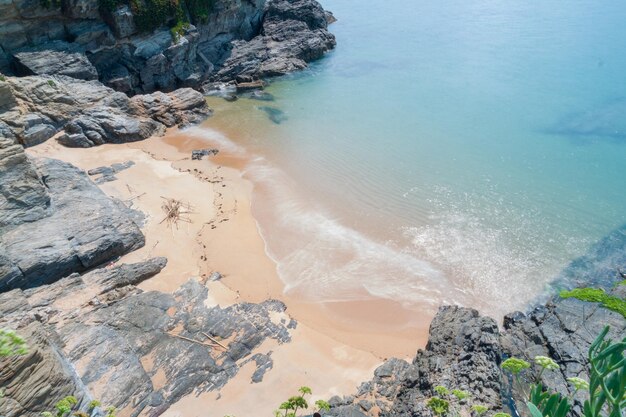 Photo high angle view of rocks on beach