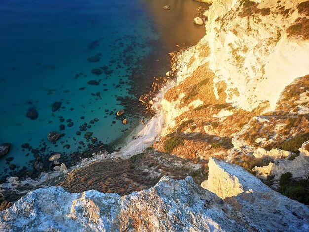 Foto vista ad alto angolo delle rocce sulla spiaggia