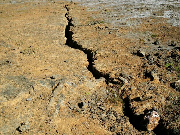 Foto vista ad alto angolo delle rocce sulla spiaggia