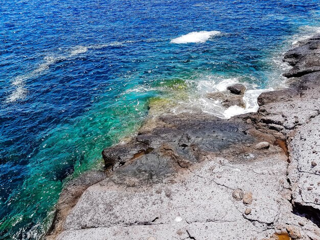 Foto vista ad alto angolo delle rocce sulla spiaggia